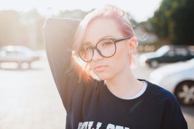 sarışın kadın rahat ilkbahar kıyafeti