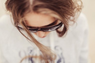 Kız yakınındaki kafede poz