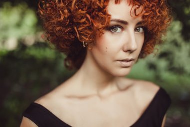 genç kız ormanda poz