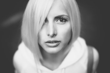 Park üzerinde poz kız