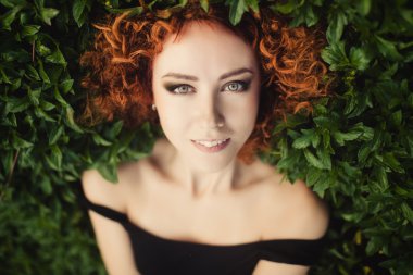 genç kız ormanda poz