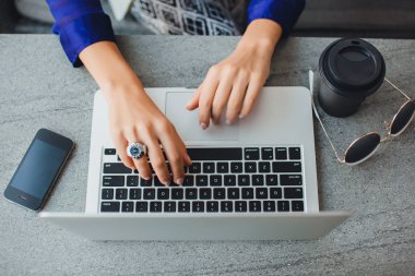 laptop kafede kız çalışıyor