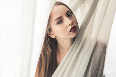 güzel kız odaya poz