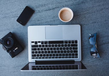 Dizüstü bilgisayar, siyah telefon, seyahat fotoğraf makinesi