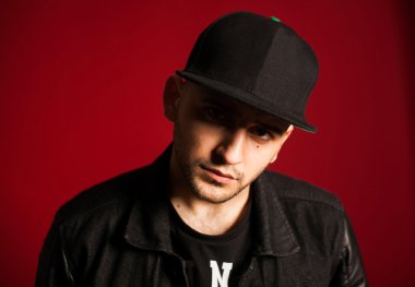 ceket ve Beyzbol şapkalı adam