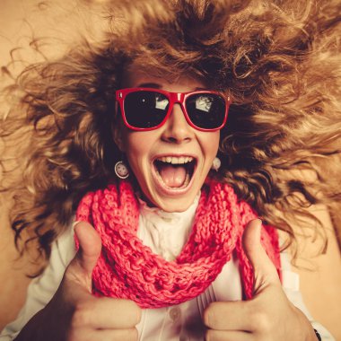 genç kız stüdyoda poz