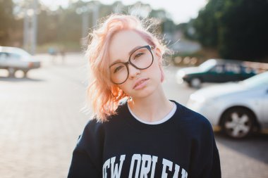 sarışın kadın rahat ilkbahar kıyafeti