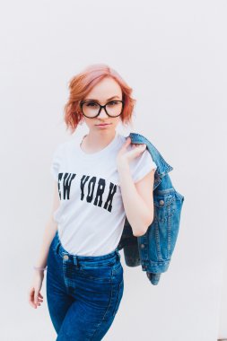 Genç hippi kız portresi