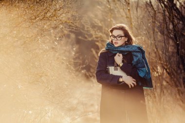 Parkta poz veren kız.