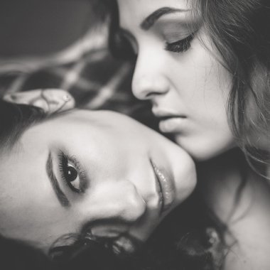 Kızlar yatakta birlikte