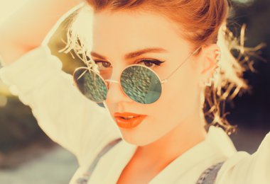 sevimli şaşırtıcı gülümseyen kız portresi