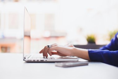 laptop kafede kız çalışıyor