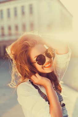 sevimli şaşırtıcı gülümseyen kız portresi