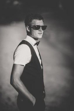 genç çocuk Nehri yakınında poz