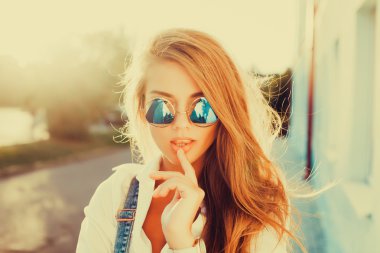 mutlu güzel kız yalnız yürüme