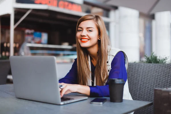 Mulher sentada com laptop — Fotografia de Stock