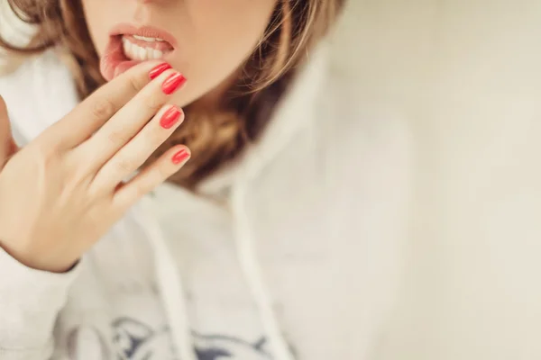 Mädchen posiert in der Nähe von Café — Stockfoto