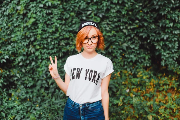 Joven mujer hipster con estilo — Foto de Stock