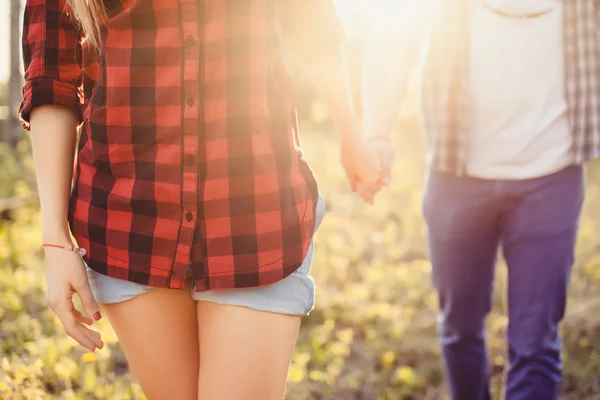 Hermosa pareja en el bosque —  Fotos de Stock