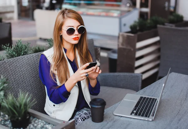 Mulher hipster elegante com laptop — Fotografia de Stock