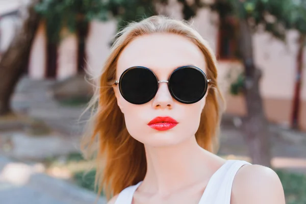 Menina posando na rua — Fotografia de Stock