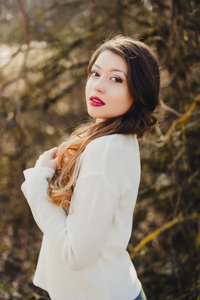 Girl posing in the park — Stock Photo, Image