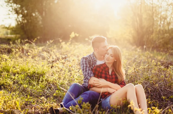 Mooi paar in bos — Stockfoto