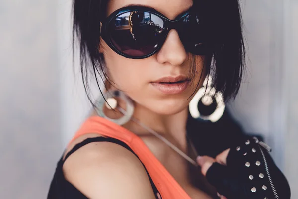 Young girl posing  in sunglasses — Stock Photo, Image
