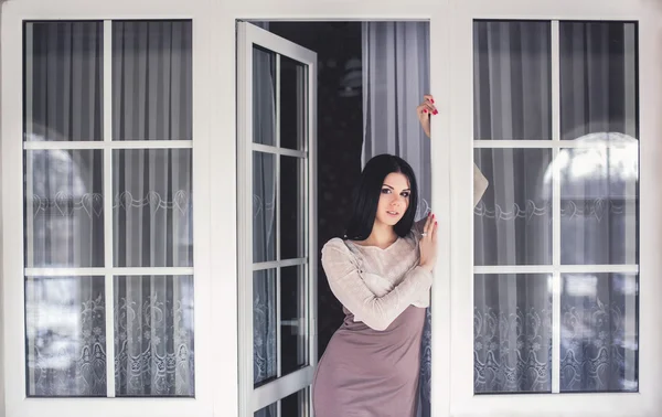Az ablak mellett pózol lány — Stock Fotó