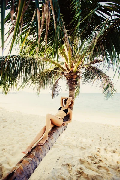 Chica posando en la playa — Foto de Stock