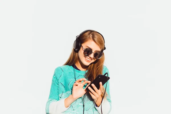 Hipster mulher ouvindo música — Fotografia de Stock