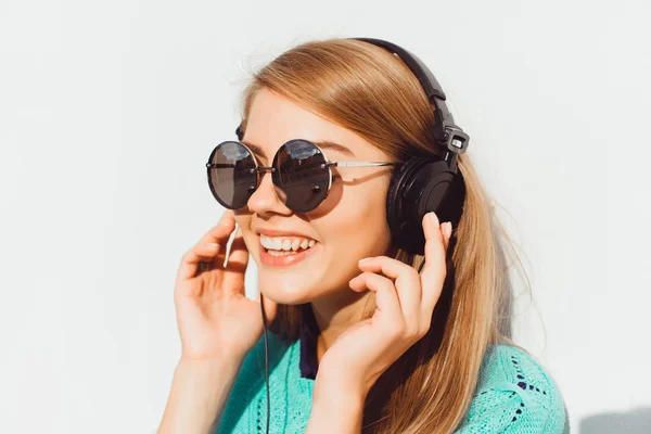Bella donna hipster ascoltare musica — Foto Stock