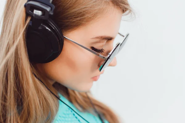 Güzel hipster kadın müzik dinleme — Stok fotoğraf