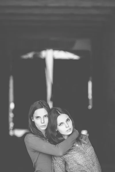 Irmãs gêmeas posando na rua — Fotografia de Stock