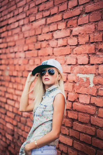 Chica posando cerca de la pared de ladrillo rojo —  Fotos de Stock