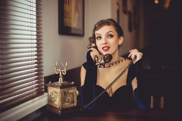 Fille posant dans la chambre — Photo