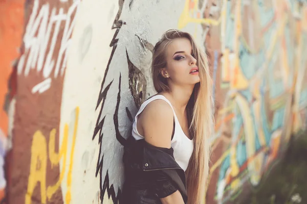 Chica joven sonriendo en la calle —  Fotos de Stock