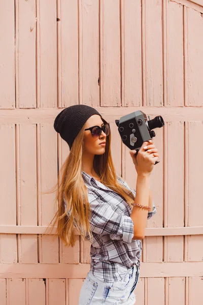 Teen girl  with vintage camera — Stock fotografie