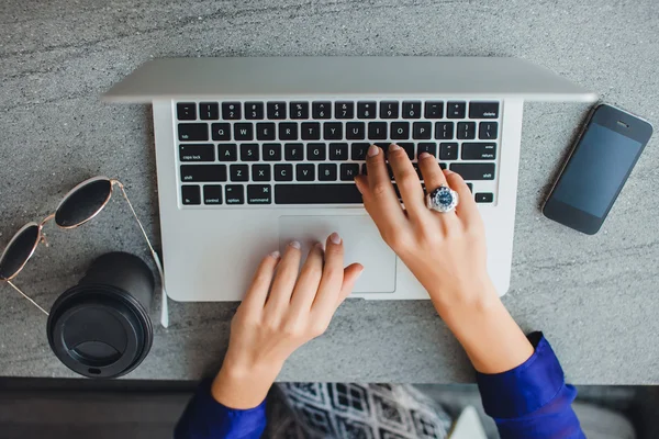 Tjejen jobbar på café på laptop — Stockfoto