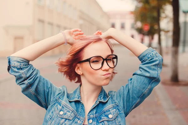 Lány jelent az utcán szemüveg — Stock Fotó