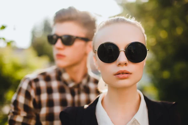 Portrait of young couple posing — Stock Photo, Image