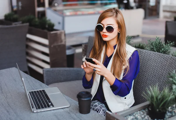 Eleganta hipster kvinna med laptop — Stockfoto