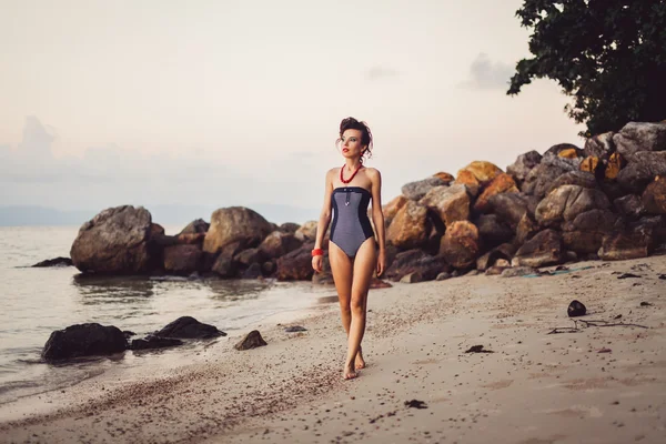 Morena posando en la playa —  Fotos de Stock