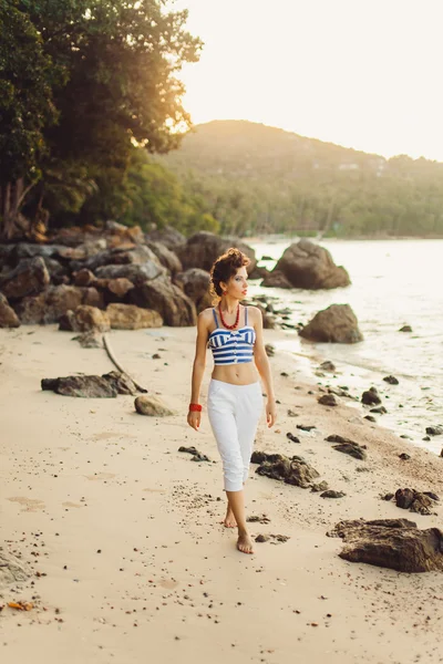 Morena posando en la playa —  Fotos de Stock