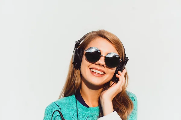 Bella donna hipster ascoltare musica — Foto Stock