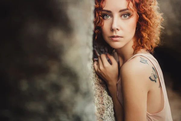 Young girl posing in forest — Stock Photo, Image