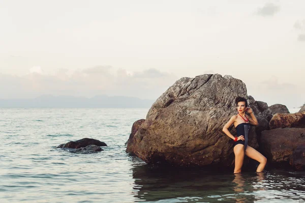 Morena posando en la playa —  Fotos de Stock