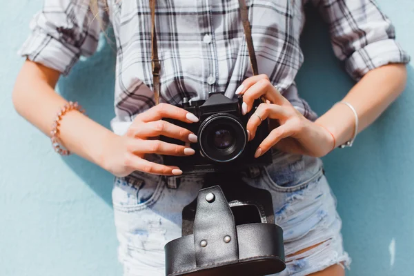 Hipster chica con oldschool película cámara — Foto de Stock