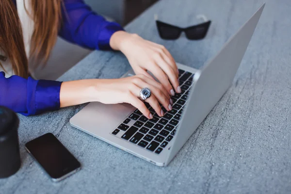 Flicka med laptop, katter solglasögon på bakgrund — Stockfoto