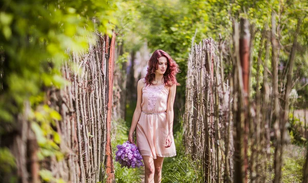 Meisje poseren met boeket bloemen — Stockfoto